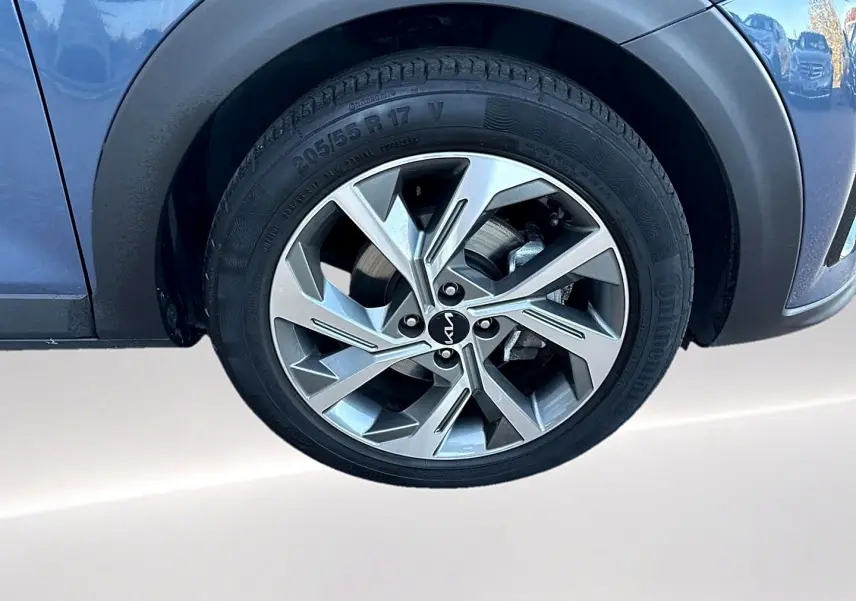 Gros plan sur la roue avant droite avec jante alu au design moderne du KIA Stonic gris 2025.