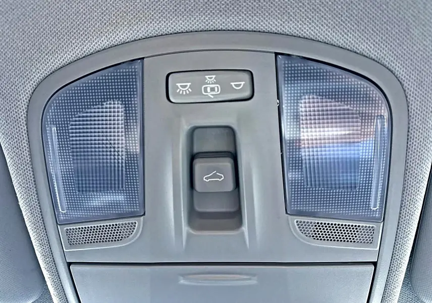 Plafonnier intérieur gris avec commandes d'éclairage et ouverture du toit ouvrant électrique sur KIA Stonic 2025.