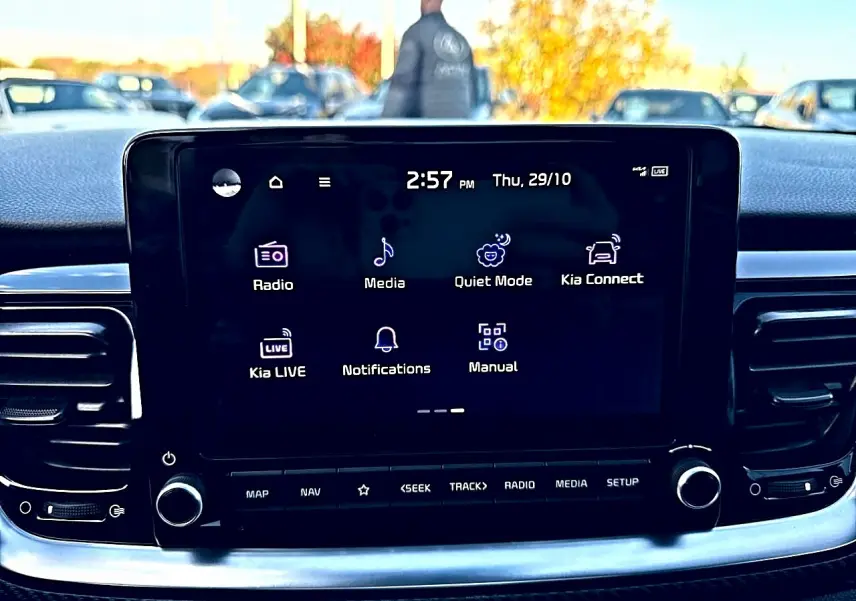 Écran tactile central du tableau de bord d’une KIA Stonic gris, affichant le menu multimédia et connectivité.