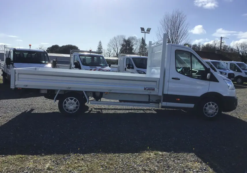 Ford Transit Chassis Cabine blanc vu de profil côté gauche avec plateau 4 mètres et ridelles aluminium.