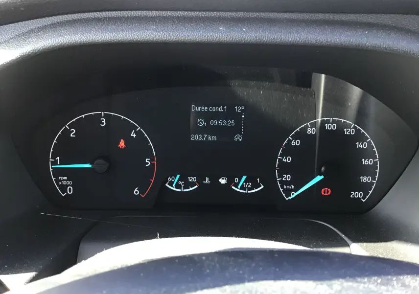 Tableau de bord du Ford Transit Chassis Cabine 2020, affichage digital et compteurs analogiques en vue frontale.