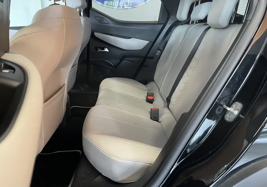 Vue côté droit sur l'intérieur arrière du DS3 Crossback 2024, sièges en cuir Nappa gris galet et porte noire Perla Nera ouverte.