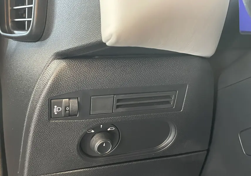 Gros plan sur les commandes d'éclairage et ventilation à gauche du tableau de bord du DS3 Crossback 2024 en cuir clair.