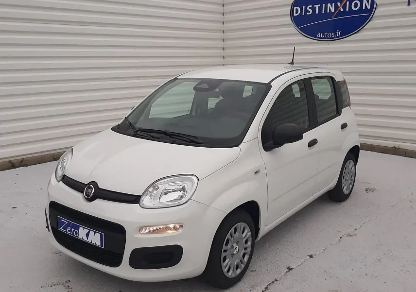 Vue 3/4 avant droite d'une Fiat Panda 1.0 70CH BSG S&S blanc gelato, compacte avec feux diurnes allumés et rétroviseurs noirs.