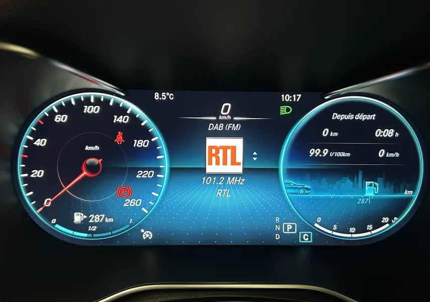Tableau de bord numérique du Mercedes GLC 220D AMG Line 2021, affichant la vitesse à 0 km/h et la radio RTL.