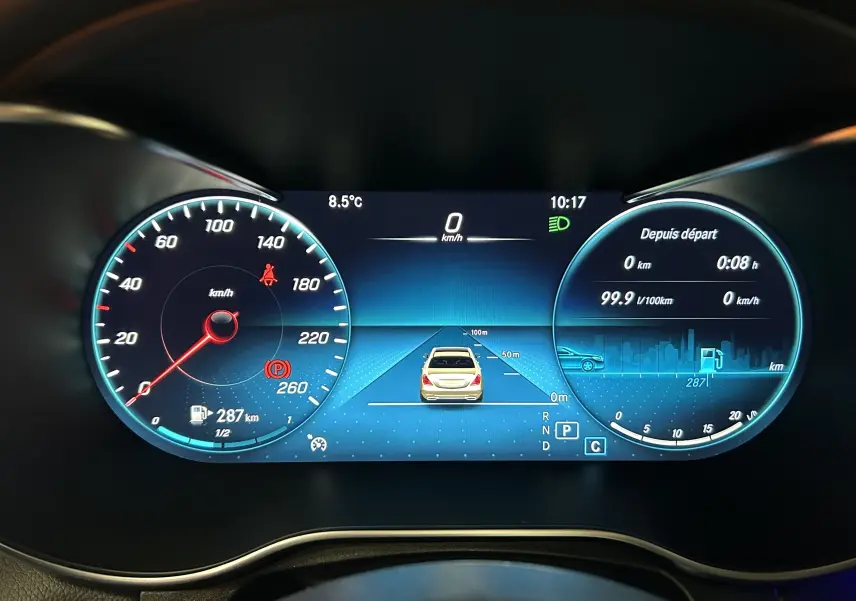 Vue du tableau de bord numérique du Mercedes GLC 220D AMG Line 2021, affichage vitesse et autonomie 287 km.