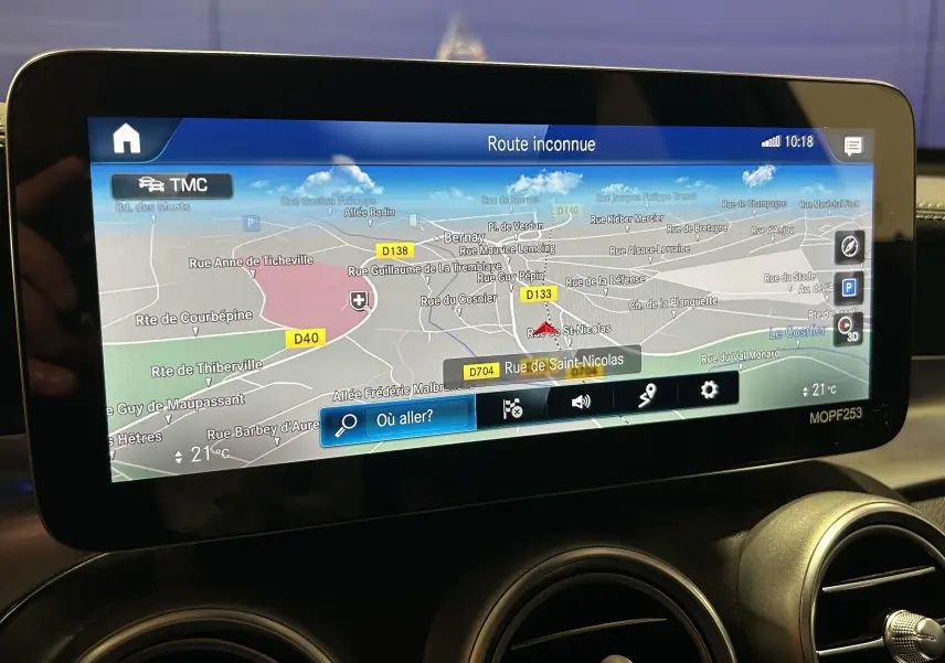 Écran de navigation intérieur du Mercedes GLC 220D AMG Line 2021, affichant une carte routière détaillée.