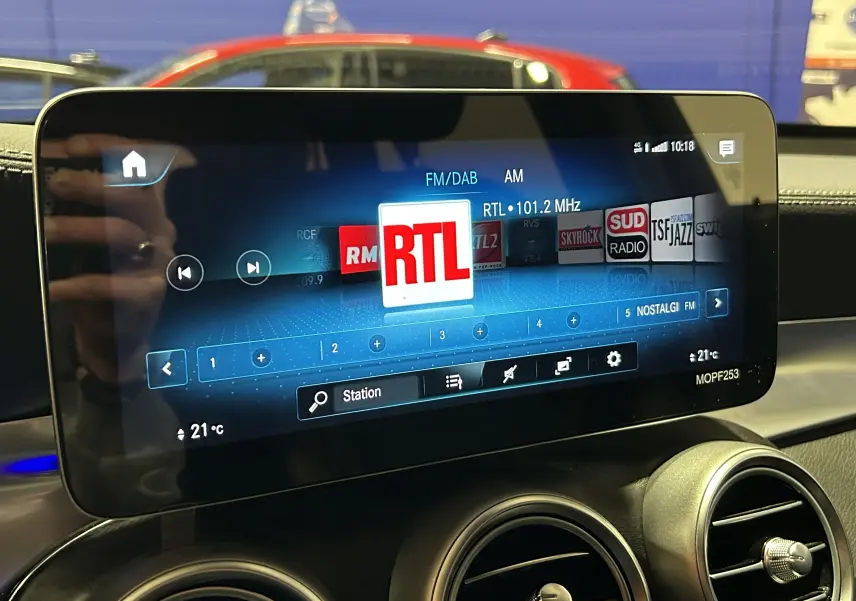Écran tactile central du tableau de bord du Mercedes GLC 220D AMG Line affichant la radio RTL à 21°C.