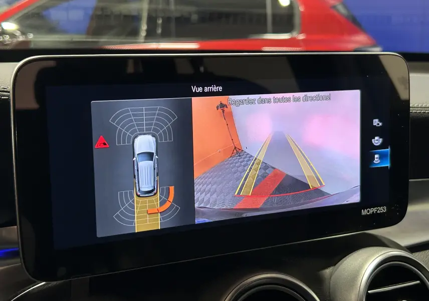 Écran multimédia affichant la caméra de recul et l’aide au stationnement du Mercedes GLC noir Obsidienne, vue intérieure.
