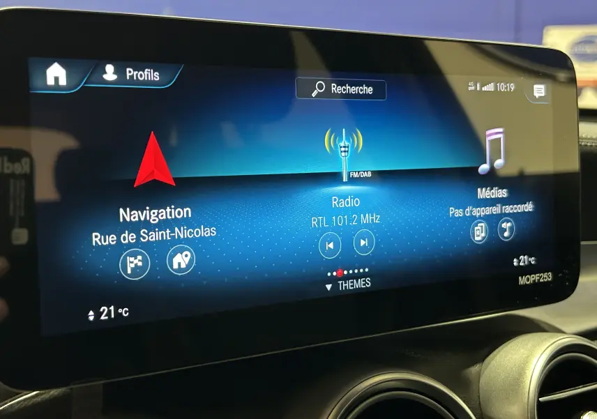 Écran tactile central du Mercedes GLC 220D AMG Line 2021 affichant navigation, radio et médias, ambiance intérieure moderne.
