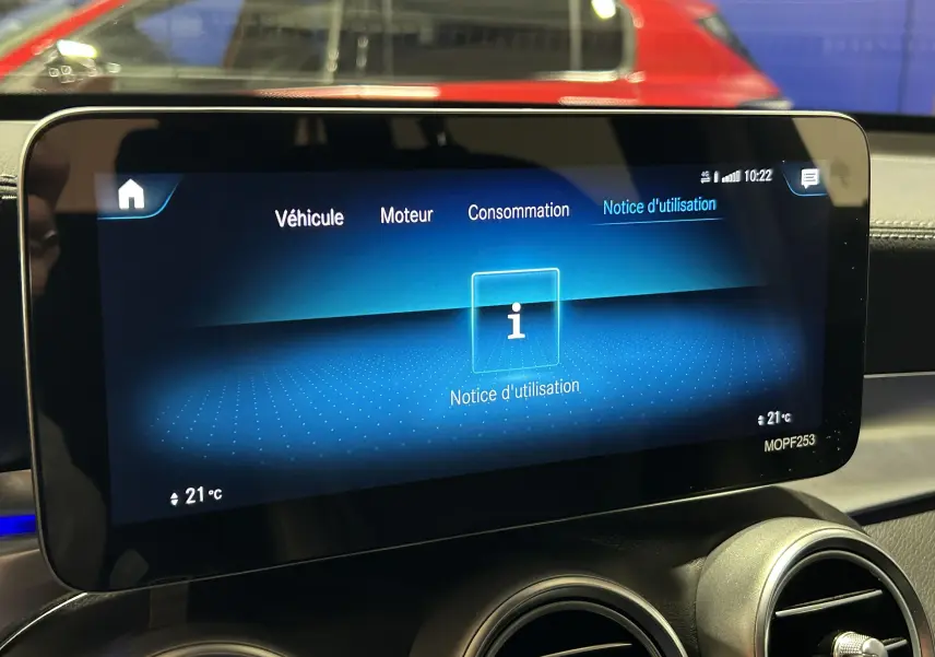 Écran tactile central affichant la notice d’utilisation dans l’habitacle d’un Mercedes GLC noir, vue de face rapprochée.