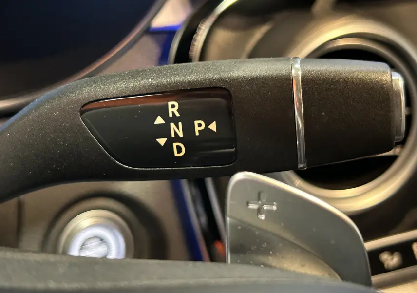 Gros plan sur le levier de vitesses automatique noir du Mercedes GLC 220D AMG Line 2021, avec indications R, N, P, D visibles.