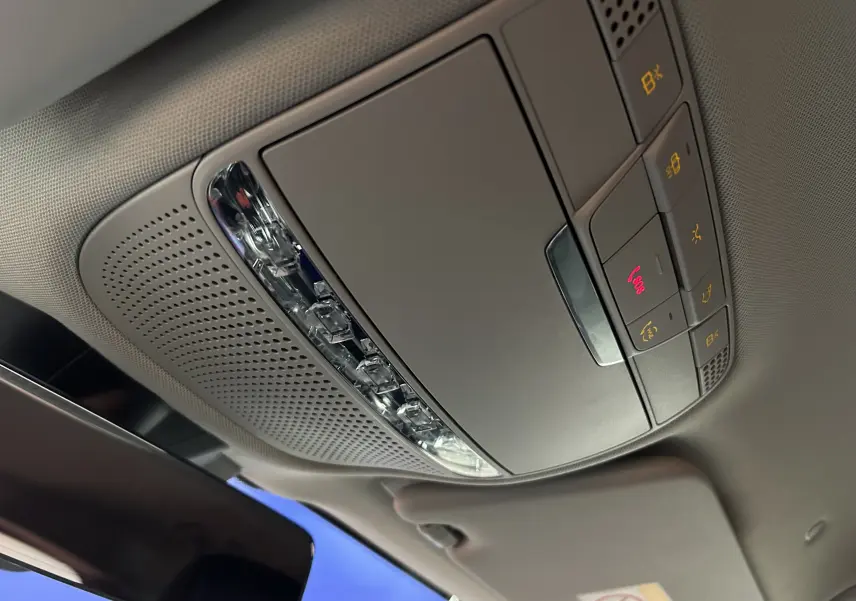 Vue en gros plan du plafonnier gris avec commandes et éclairage intérieur du Mercedes GLC 220D AMG Line noir Obsidienne.