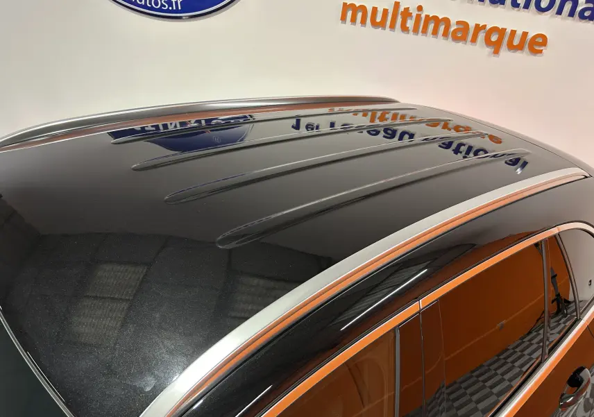 Toit et partie supérieure côté gauche d’un Mercedes GLC 220D AMG Line noir Obsidienne métallisé avec barres de toit chromées.