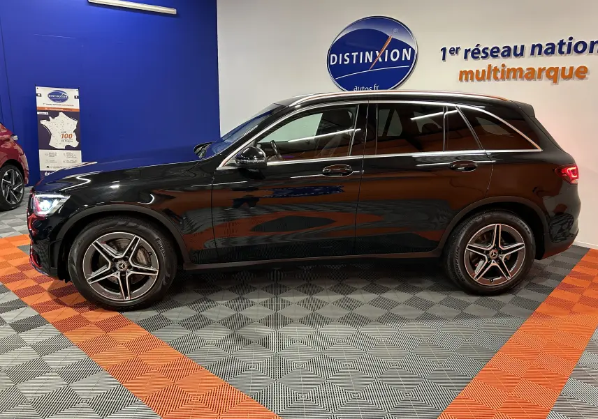 Mercedes GLC 220D AMG Line noir Obsidienne métallisé, vue de profil côté gauche en intérieur showroom.