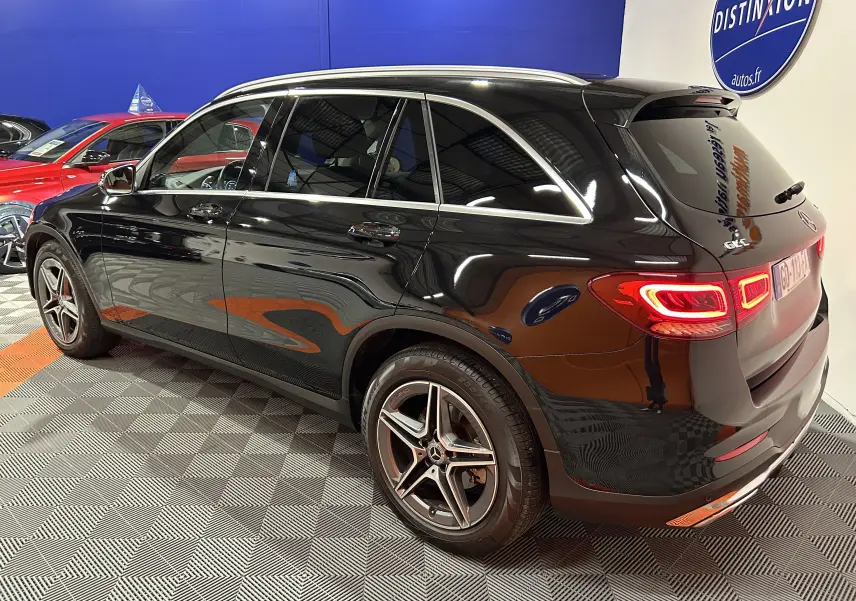 Mercedes GLC 220D AMG Line noir Obsidienne, vue 3/4 arrière droit, feux LED allumés et jantes AMG 5 branches.