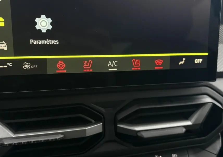 Détail des commandes de chauffage et ventilation sur l'écran tactile du Dacia Duster 2026, intérieur moderne.