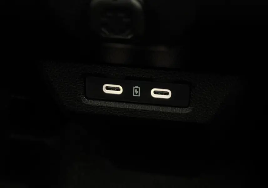 Gros plan sur deux ports USB-C de recharge situés à l'arrière de la console centrale du Dacia Duster gris Schiste.