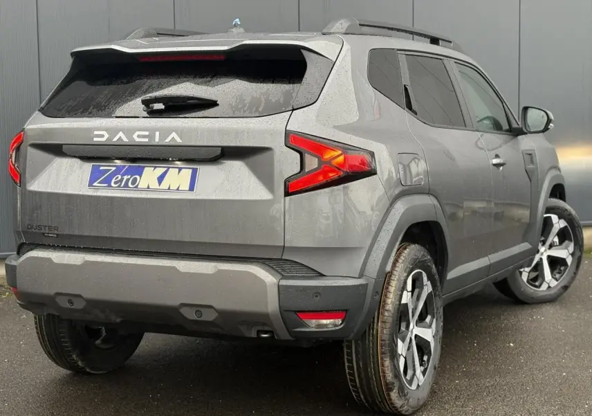 Vue 3/4 arrière droite du Dacia Duster gris schiste 2026 avec jantes alliage et feux LED distinctifs.