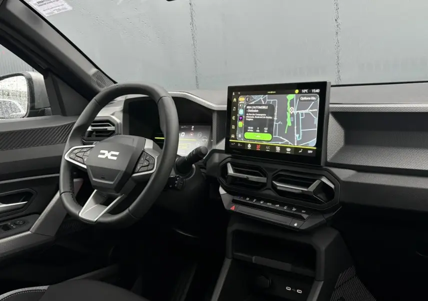 Vue intérieure côté conducteur du Dacia Duster 2026 gris Schiste, avec tableau de bord digital et écran tactile central.