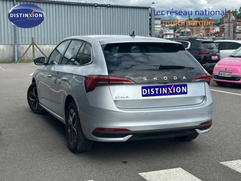 Vue 3/4 arrière droite d'une Skoda Scala gris argent métallisé avec feux arrière LED et jantes alu noires.