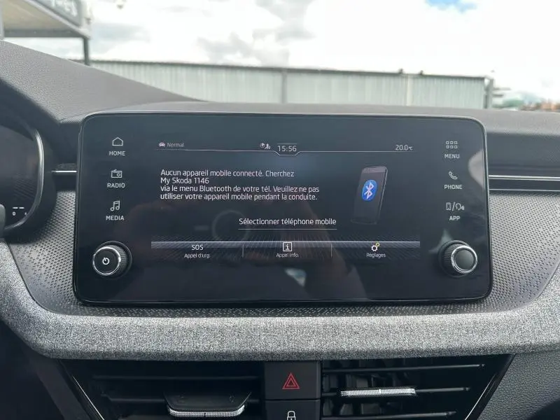 Écran tactile central de la Skoda Scala 2025 gris argent, affichant le menu Bluetooth et les commandes multimédia.