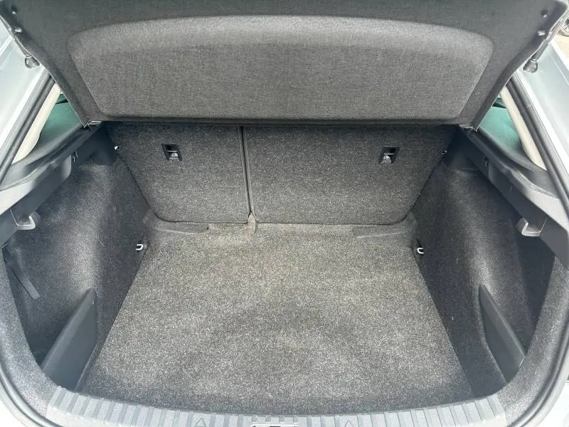 Vue intérieure du coffre spacieux et propre de la Skoda Scala gris argent métallisé, avec banquette arrière rabattable.