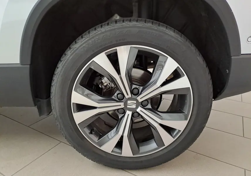 Gros plan sur la jante alliage 18'' usinée du SEAT Ateca 2.0 TDI 150 DSG7 Copa couleur Argent Reflex.