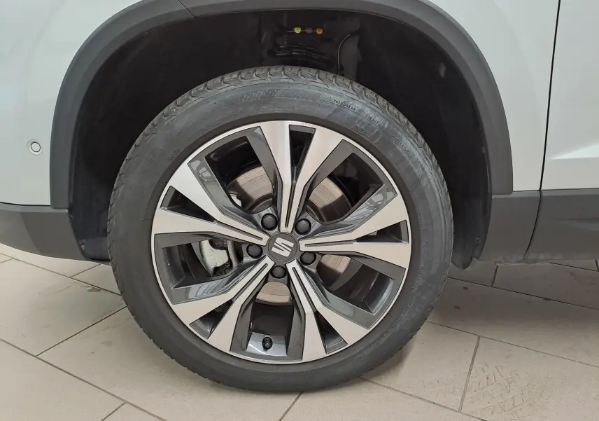 Gros plan sur la jante alliage 18'' usinée du SEAT Ateca 2.0 TDI 150 DSG7 Copa couleur Argent Reflex.