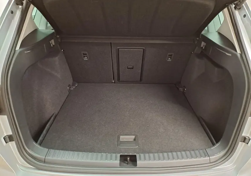 Vue du coffre ouvert du SEAT Ateca 2.0 TDI 150 DSG7 Copa argent Reflex, montrant un espace de chargement propre et spacieux.