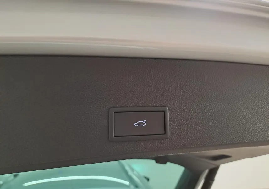 Bouton d'ouverture électrique du hayon sur la partie intérieure du coffre d'un SEAT Ateca Argent Reflex 2025.