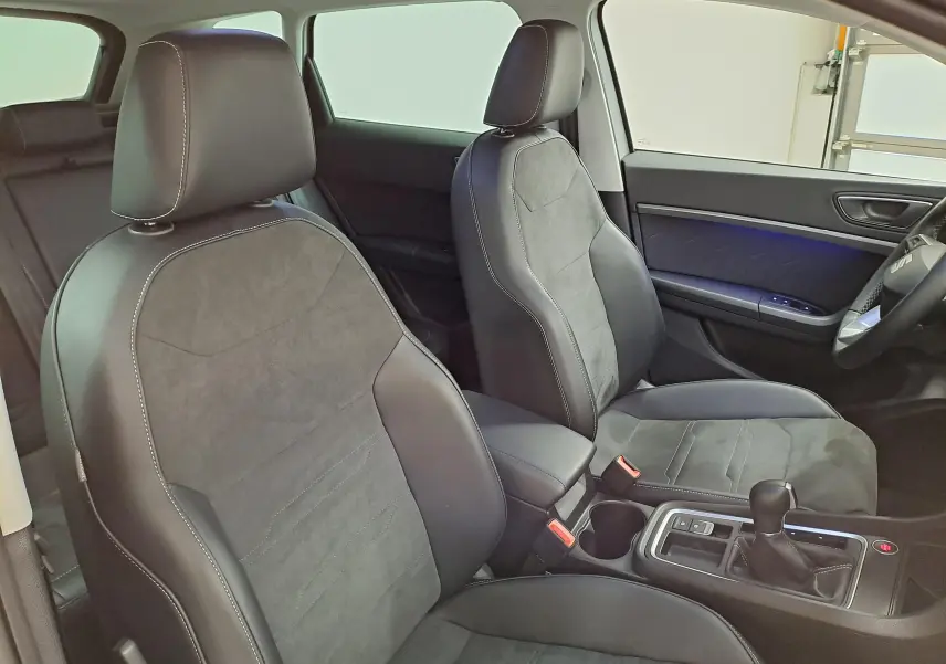 Vue intérieure côté droit du SEAT Ateca 2.0 TDI 150 DSG7 COPA, sièges en cuir et alcantara avec surpiqûres contrastées.