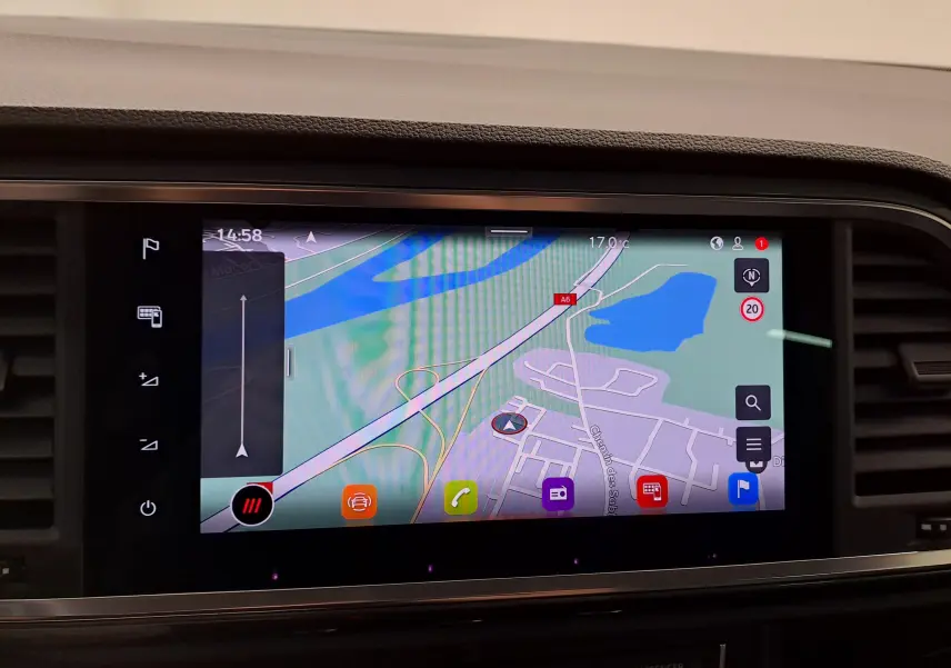 Écran tactile du système de navigation du SEAT Ateca 2.0 TDI 150 DSG7 Copa affichant une carte en couleur.