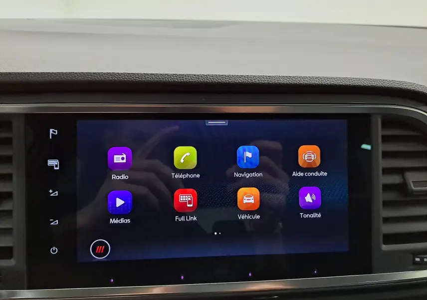 Écran tactile central du tableau de bord du SEAT Ateca 2025 affichant les applications radio, téléphone, navigation et aide à la conduite.
