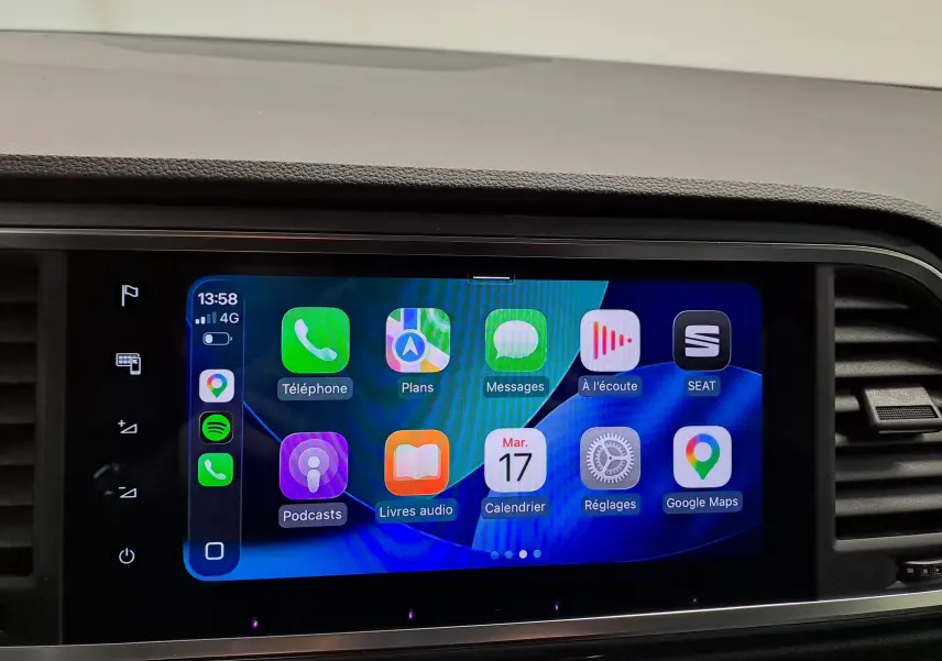 Écran tactile intérieur du SEAT Ateca 2025 affichant les applications connectées, avec interface claire et moderne.