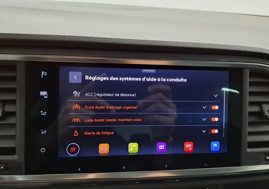 Écran tactile intérieur du SEAT Ateca 2.0 TDI 150 DSG7 Copa affichant les réglages d'aide à la conduite.