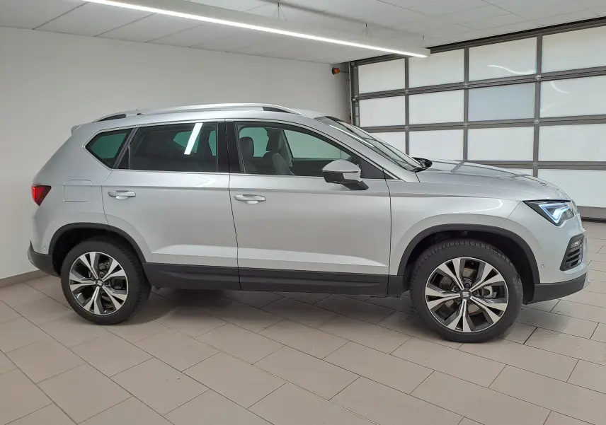 Vue de profil côté gauche d'un SEAT Ateca 2.0 TDI 150 DSG7 Copa argent métallisé avec jantes alliage 18 pouces.