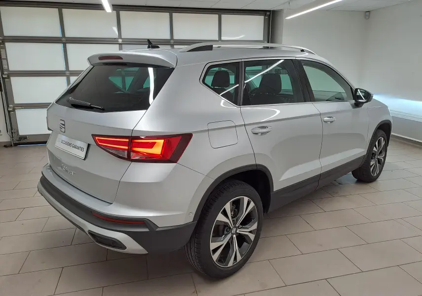 Vue 3/4 arrière droite d'un SEAT Ateca 2.0 TDI 150 DSG7 Copa argent métallisé avec jantes alliage 18'' usinées.