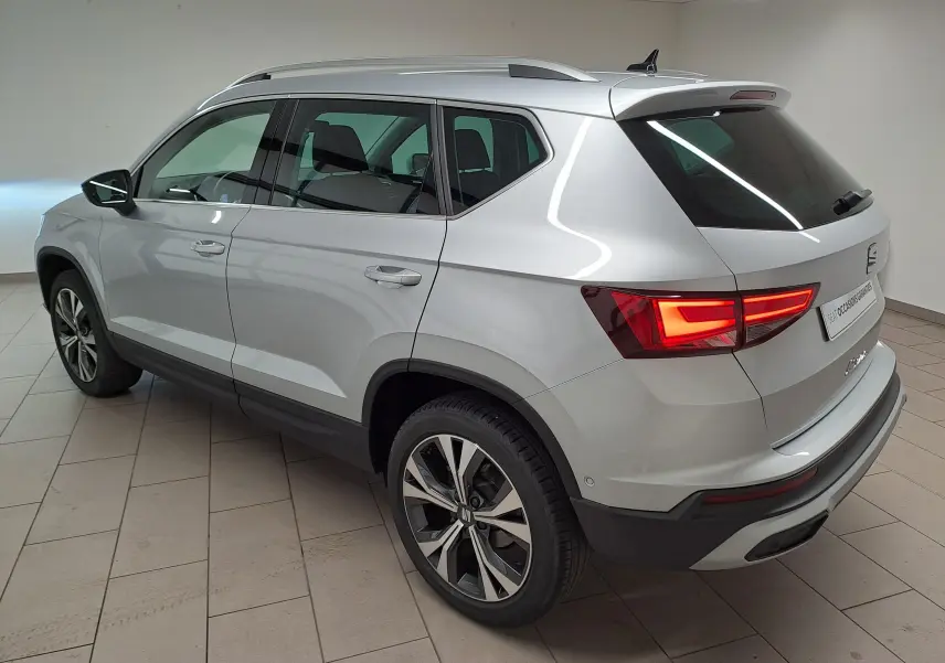 Vue 3/4 arrière droite d’un SEAT Ateca 2.0 TDI 150 DSG7 Copa en argent métallisé avec jantes alliage 18 pouces.
