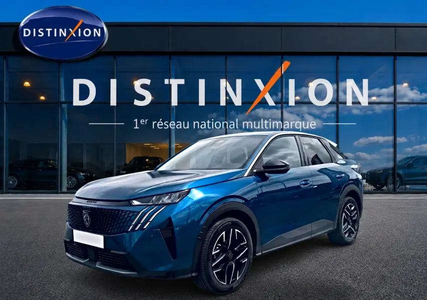 Peugeot 3008 bleu en 3/4 avant droit, avec jantes alu noires et calandre au design moderne, devant showroom Distinxion.