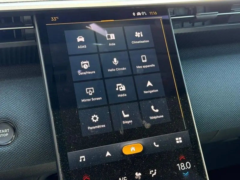 Écran tactile central du tableau de bord du Citroën C5 Aircross noir Perla Nera, affichant les options multimédia et climatisation.