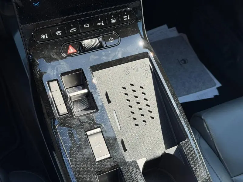 Vue rapprochée de la console centrale noire Perla Nera du Citroën C5 Aircross 2026 avec commandes de boîte auto et chargeur sans fil.