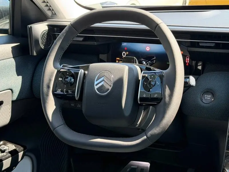 Vue rapprochée du volant noir du Citroën C5 Aircross 2026 avec commandes intégrées et bouton start/stop visible.