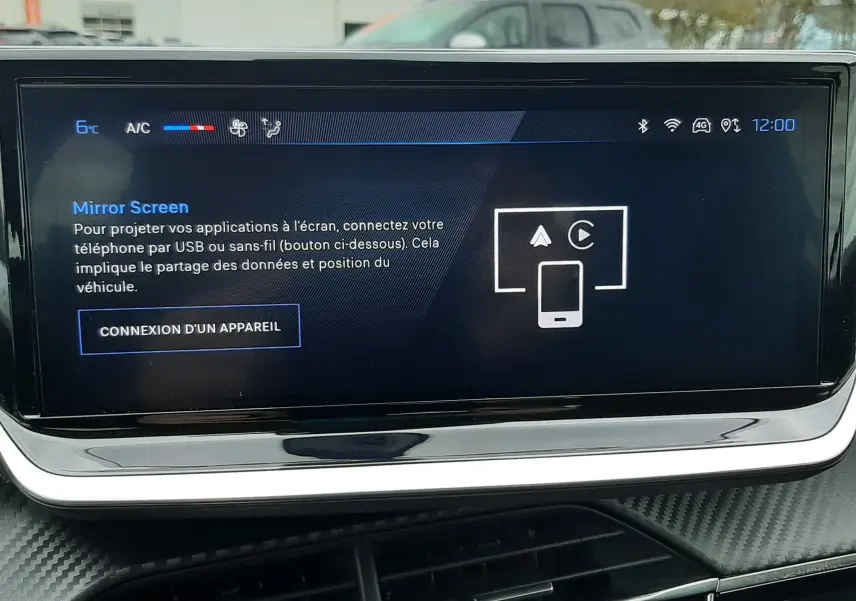 Écran tactile central affichant la fonction Mirror Screen dans l’habitacle d’une Peugeot 208 gris sélénium, vue de face.