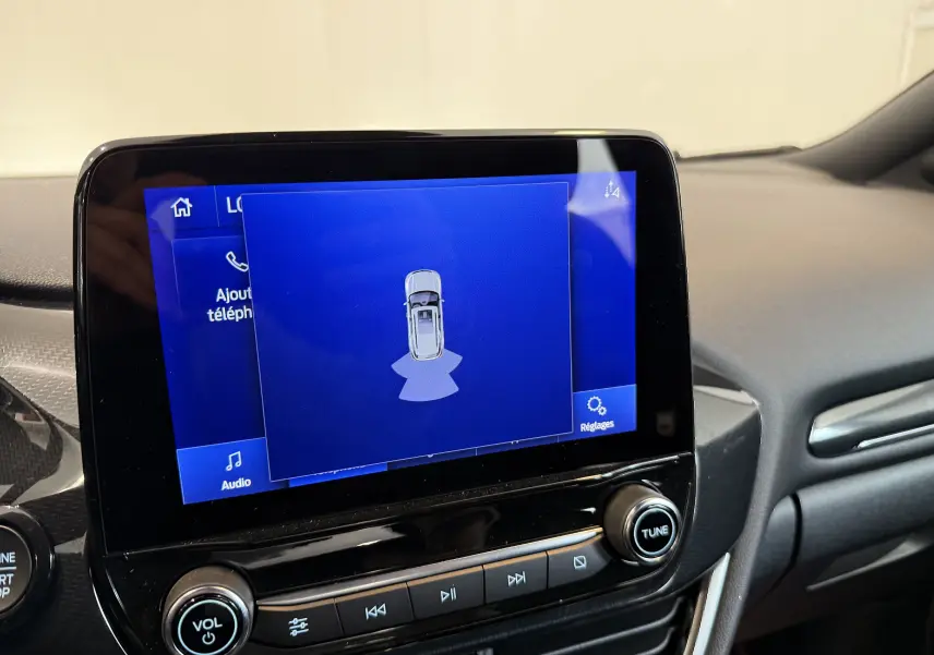 Écran tactile central affichant l'aide au stationnement dans l'habitacle du Ford Puma noir agate.