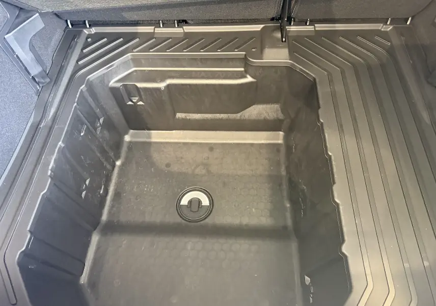 Vue plongeante sur le coffre noir agate du Ford Puma 2022, mettant en valeur le rangement profond et la surface texturée.