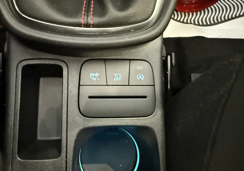 Gros plan sur la console centrale du Ford Puma 2022, montrant les boutons de contrôle et un espace de rangement noir.