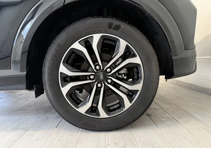 Gros plan sur la roue avant droite du Ford Puma noir Agate, mettant en valeur la jante alliage 17 pouces au design moderne.