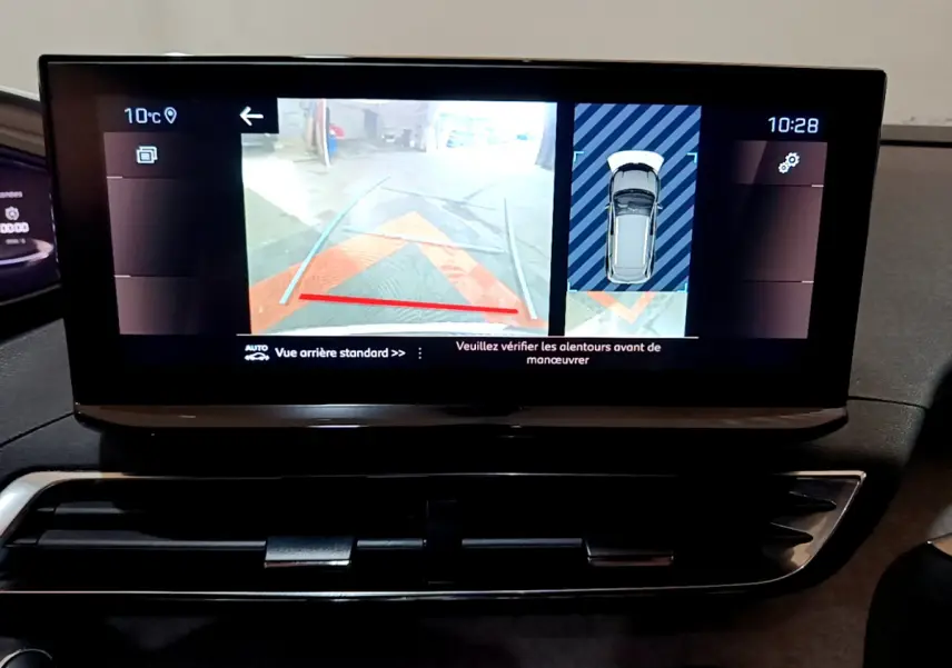 Écran tactile central du Peugeot 3008 GT 2023 affichant la caméra de recul et l'aide au stationnement en vue arrière.