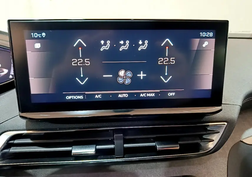 Écran tactile central affichant la climatisation à 22,5°C dans l'habitacle du Peugeot 3008 noir 2023.
